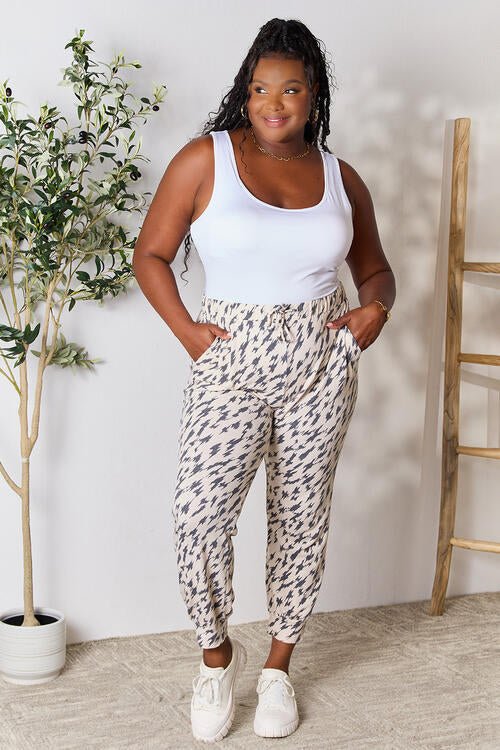 The Cassidy Printed Drawstring Pants - PEONIES & LIME